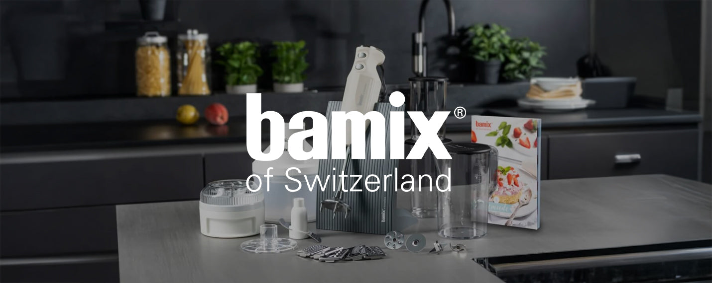 Staafmixer van Bamix met accessoires op een keukenblad